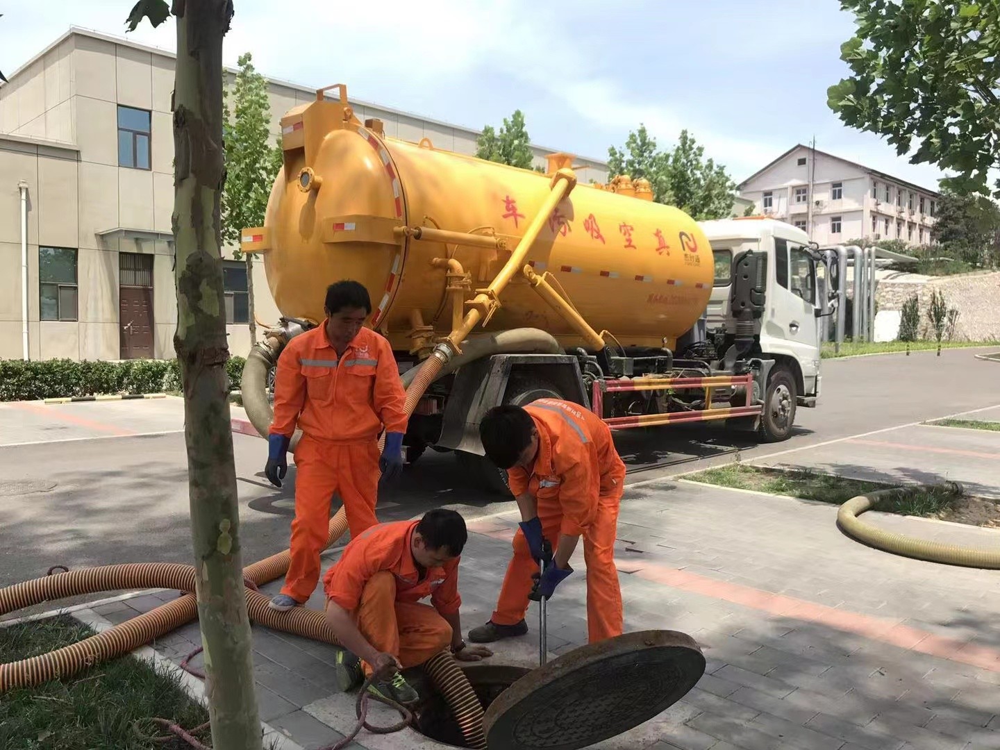 安达管道疏通车停在窨井附近