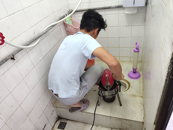 安达肥皂掉到马桶里把马桶堵住了怎么办？马桶堵住了怎么办