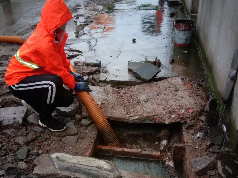 安达专业清理污水池 炜誉市政以规范流程守护城市 “肠道”